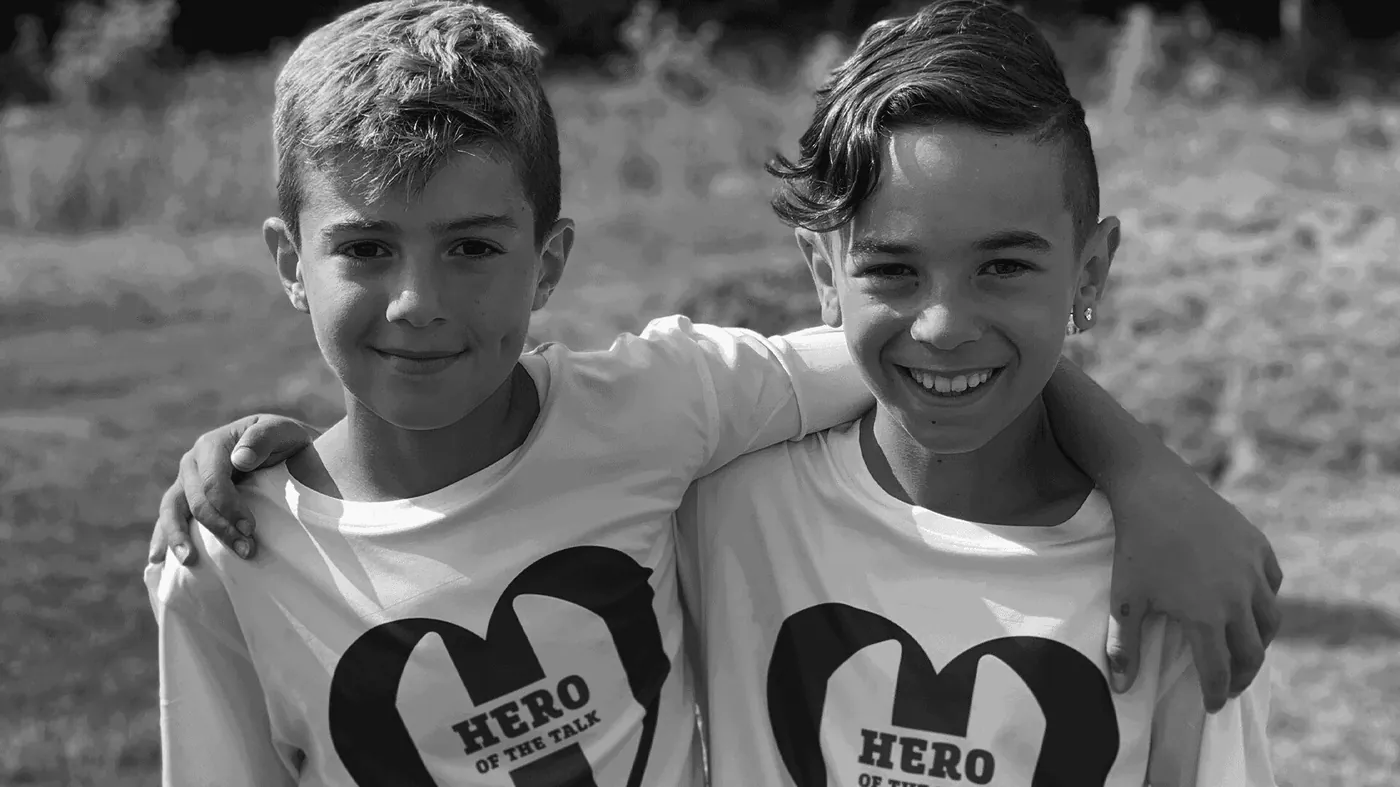 Två deltagare i HERO OF THE TALK-tröjor på HERO CAMP i Södertälje
